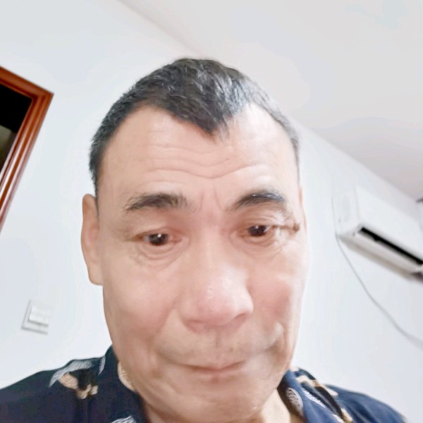 音响蹙眉跳跃的照片