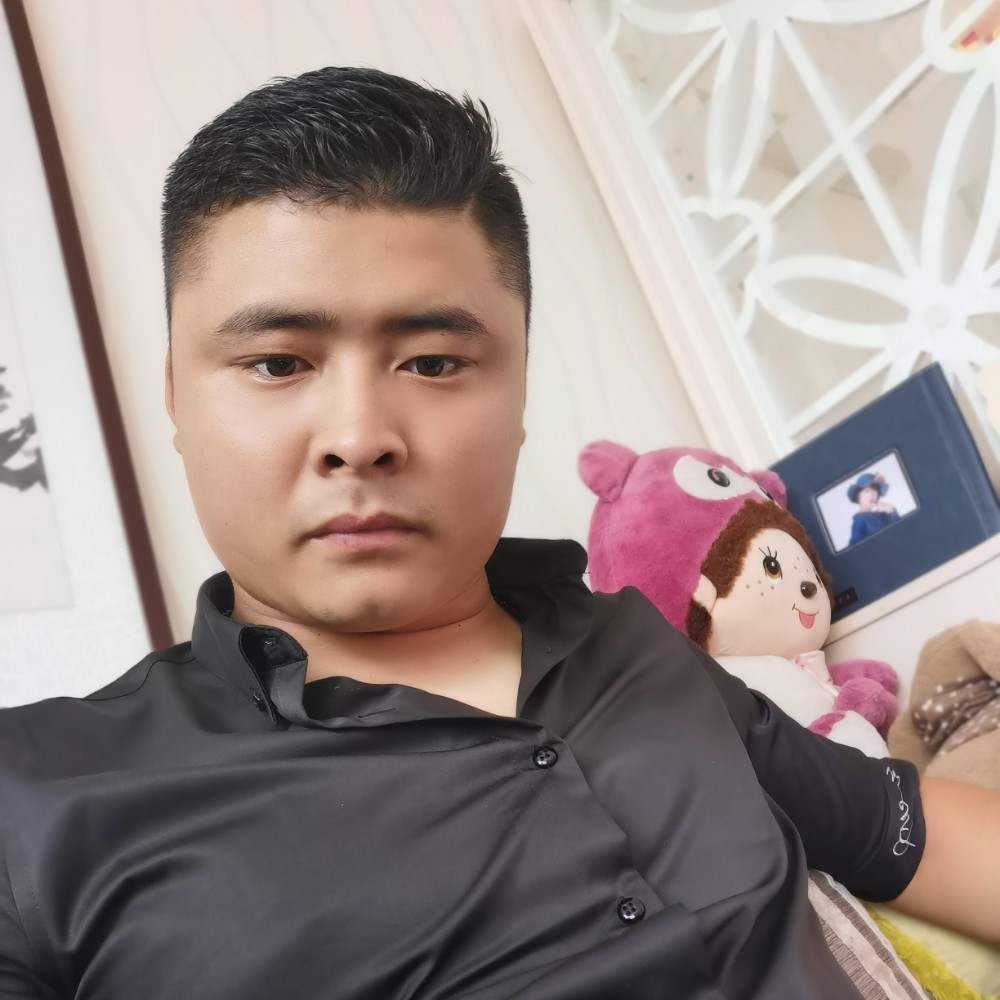 安全感十足的小哥的照片