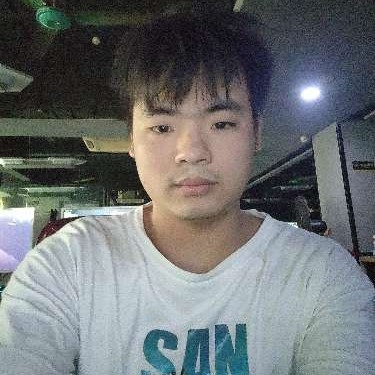田野上奔跑的少年的照片