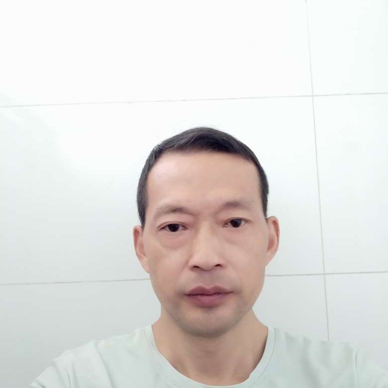 留胡子挽手大炮的照片
