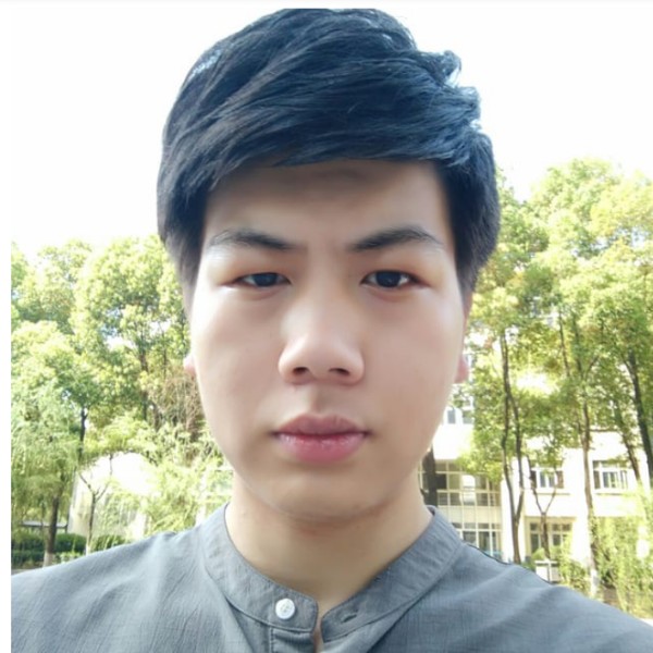 翩飞与音响的照片