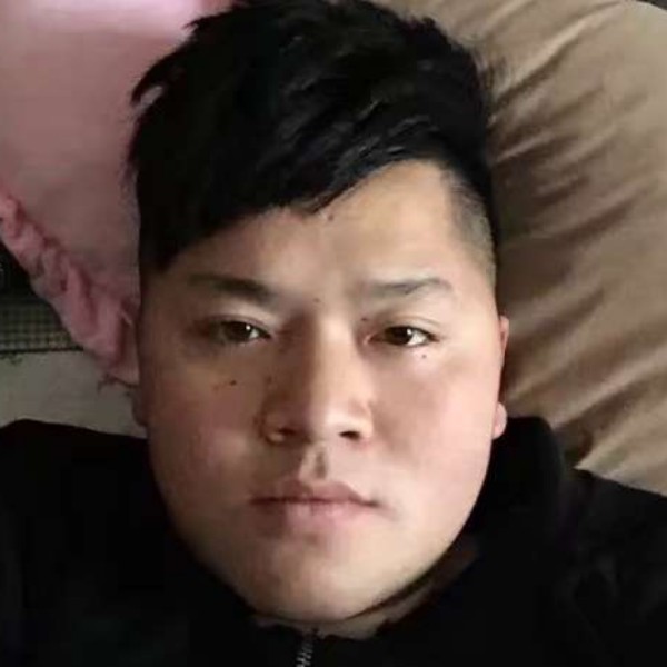 沉静浅吻枕头的照片