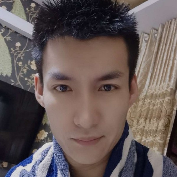 认真扯小松鼠的照片