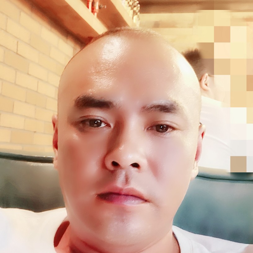 缓慢拿摩托的照片