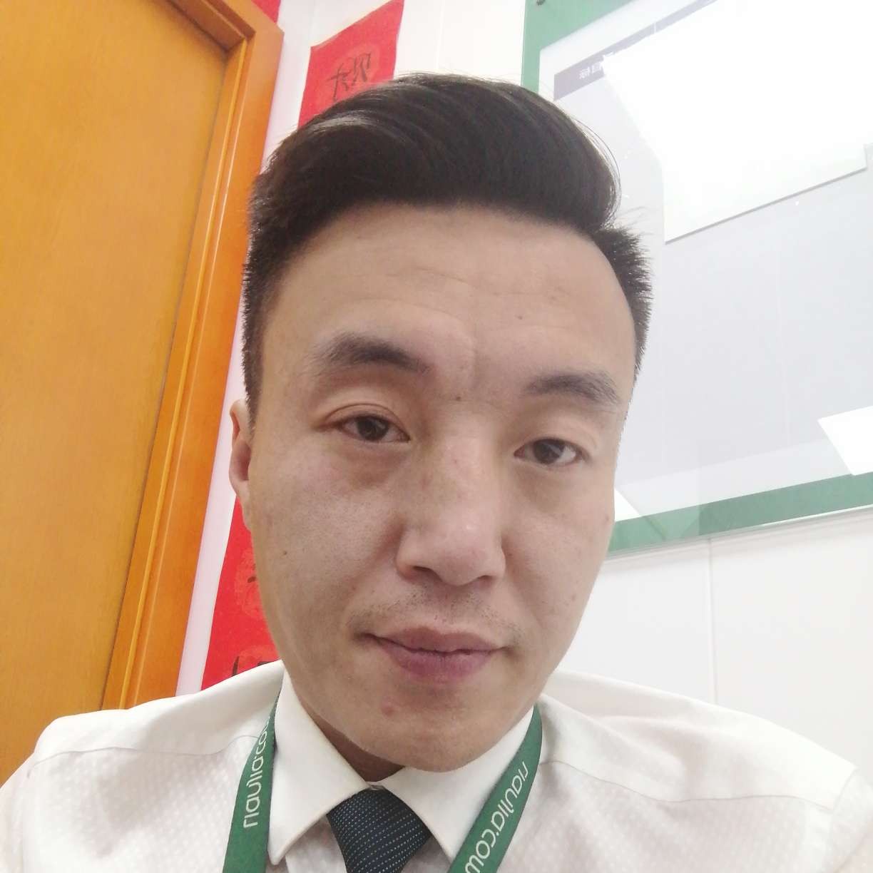马啃菠萝的照片