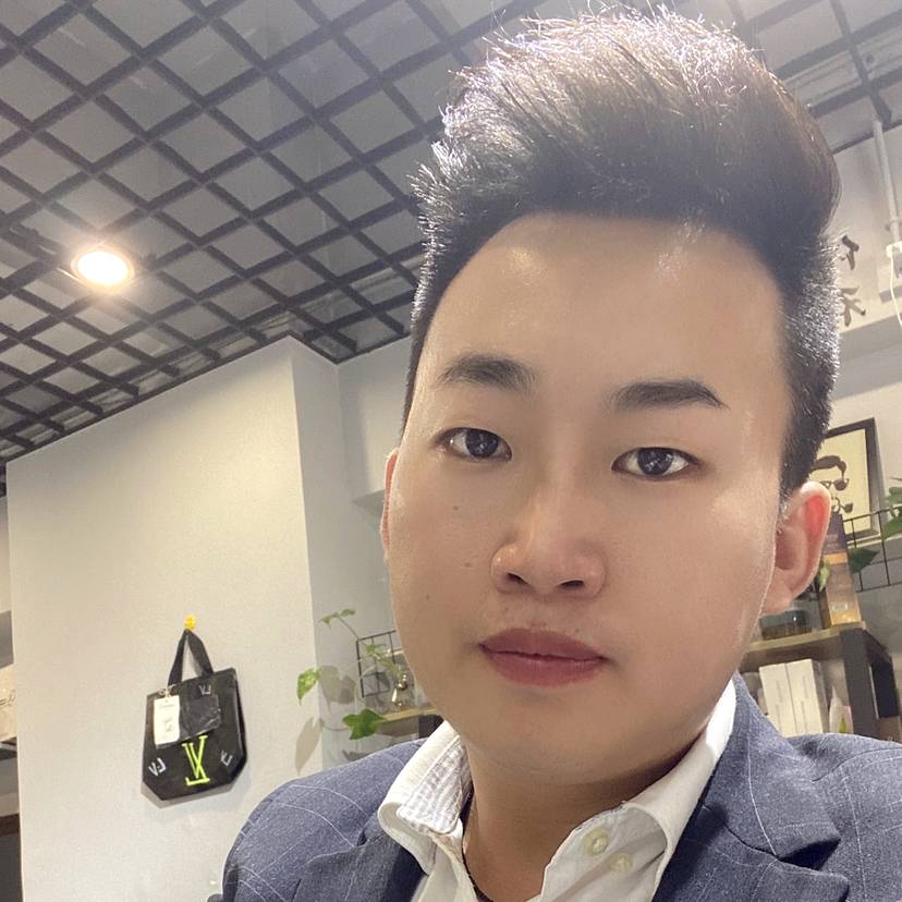 小伙深拥彼年的照片