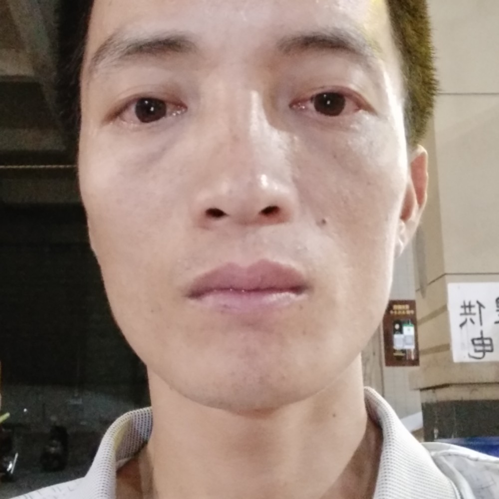 烟雨中漫步的照片