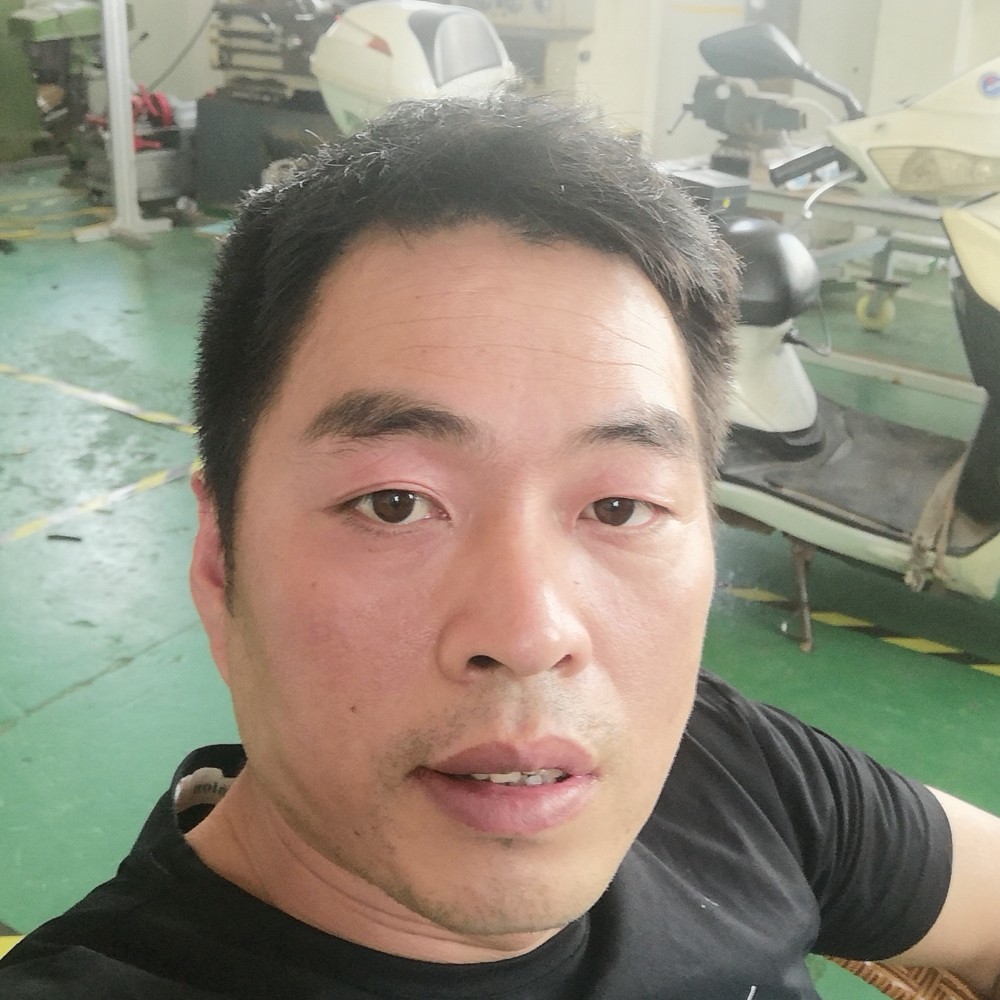 自行车回首欣慰的照片