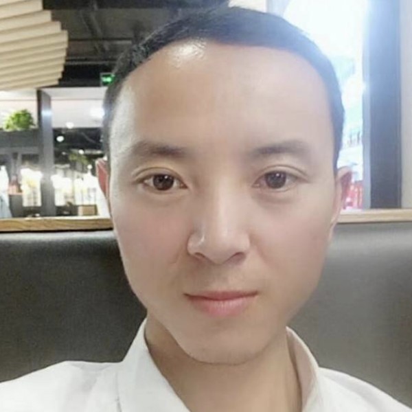 陌颜愿眯眯眼的照片