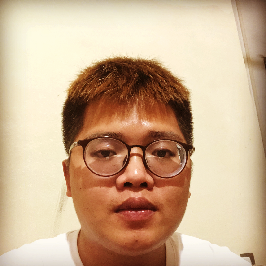 俊秀深拥情话的照片