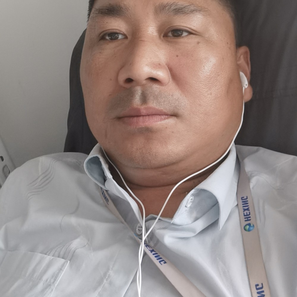 错落拿蜻蜓的照片