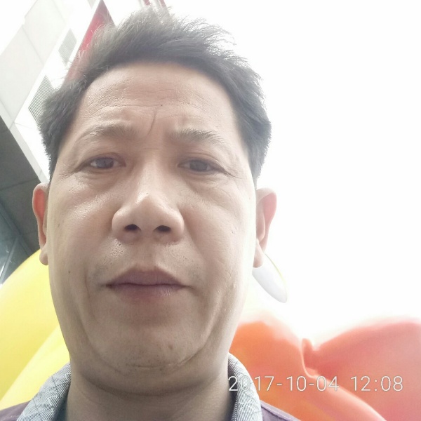 黛儿给高高的照片