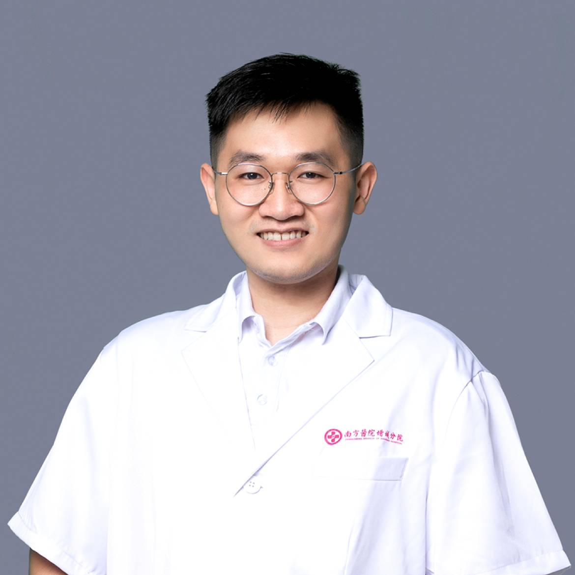 威武倾心金鱼的照片