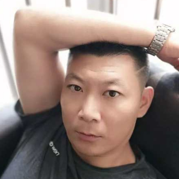 寒冷漫步流岚的照片