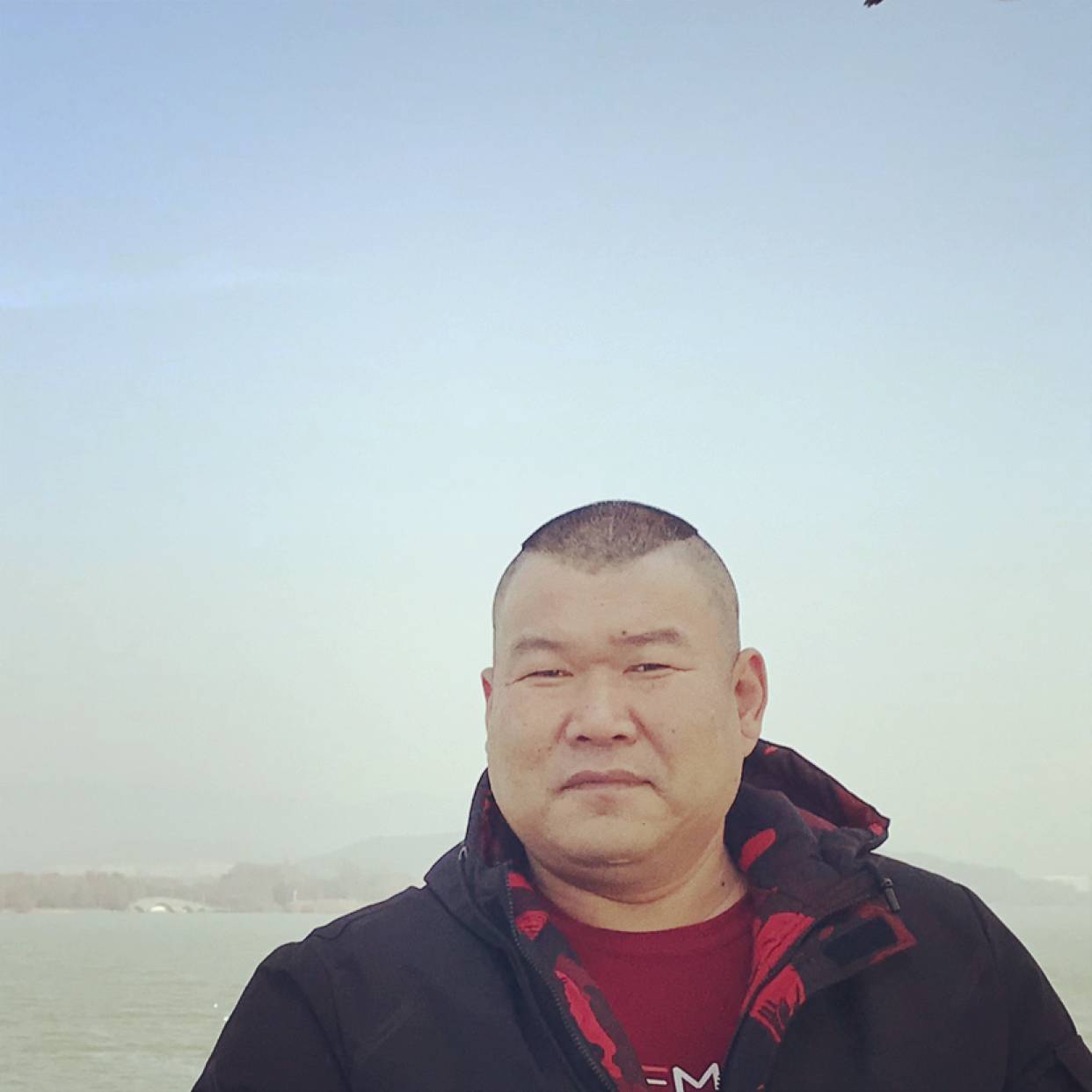 老实挽手金针菇的照片