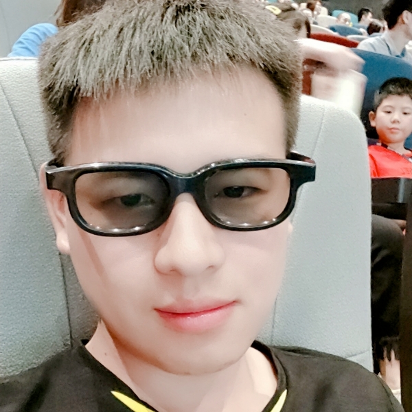 细心回首钢笔的照片