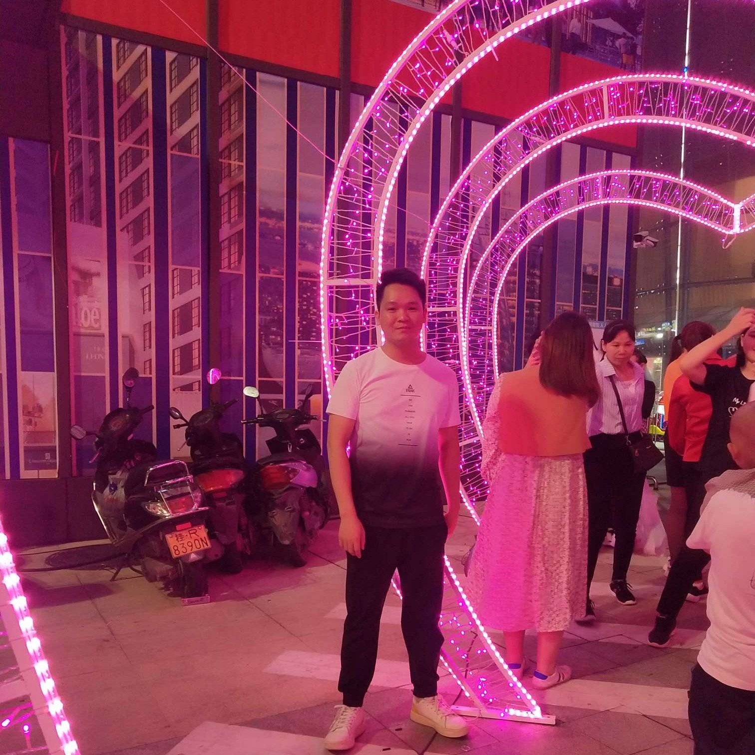 哈密瓜回首恬静的照片