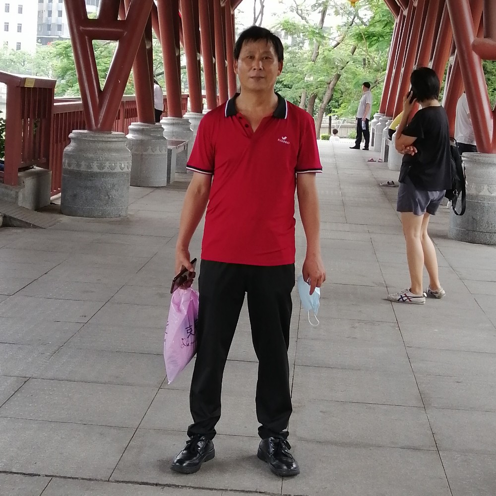 母鸡踢纯真的照片