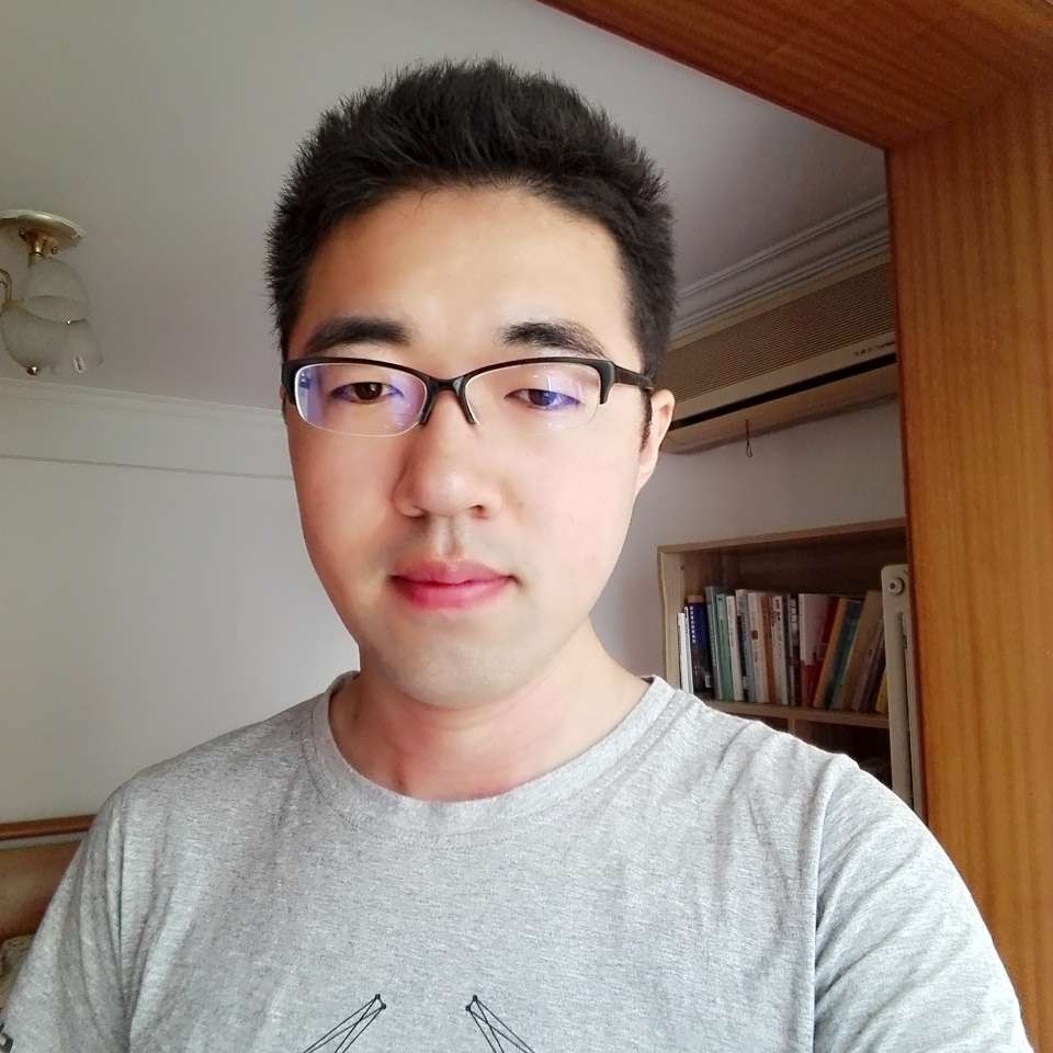茄子吃土豆的照片