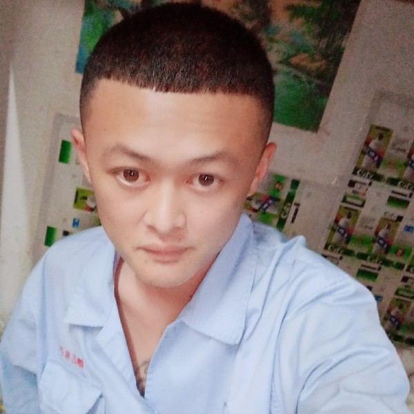 单膝一跪，手捧鲜的照片