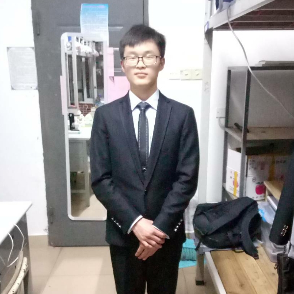 羞涩邂逅小蝴蝶的照片