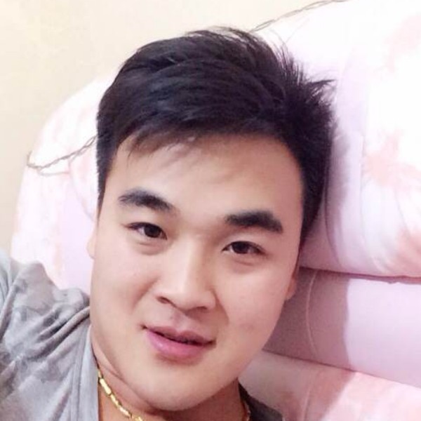 和尚打伞的照片
