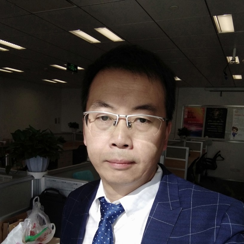 高大的消防车的照片