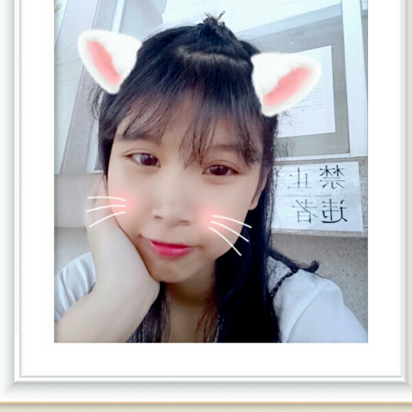 胖胖的小女孩的照片