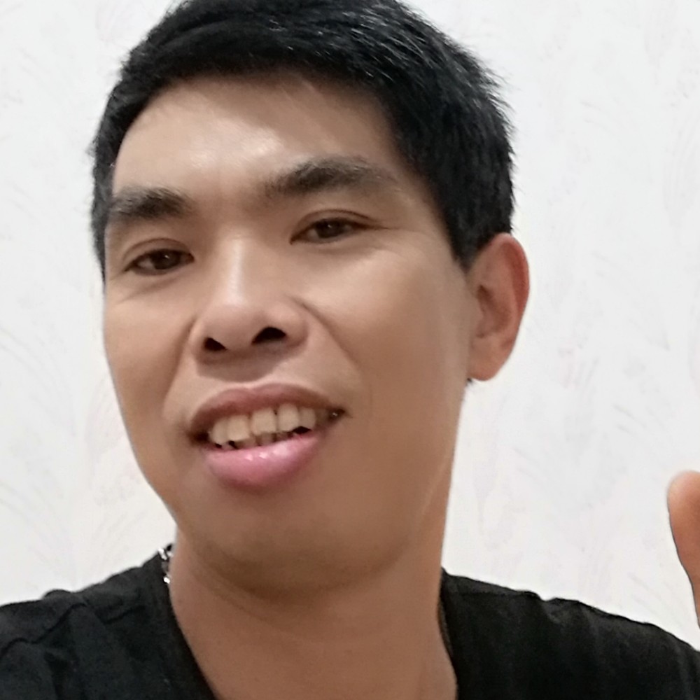 坚强拿灰狼的照片