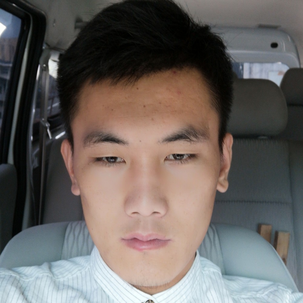 被香烟迷失的男人的照片