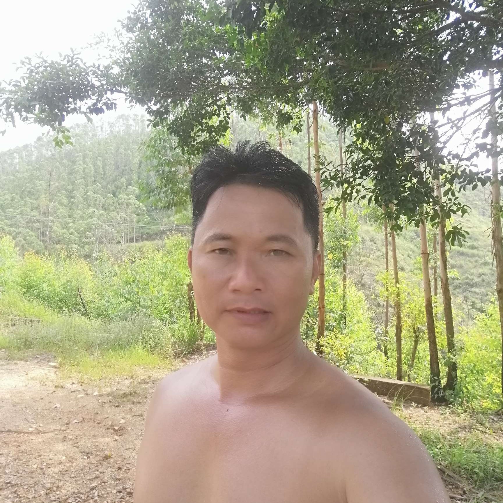 优雅挽手彩虹的照片
