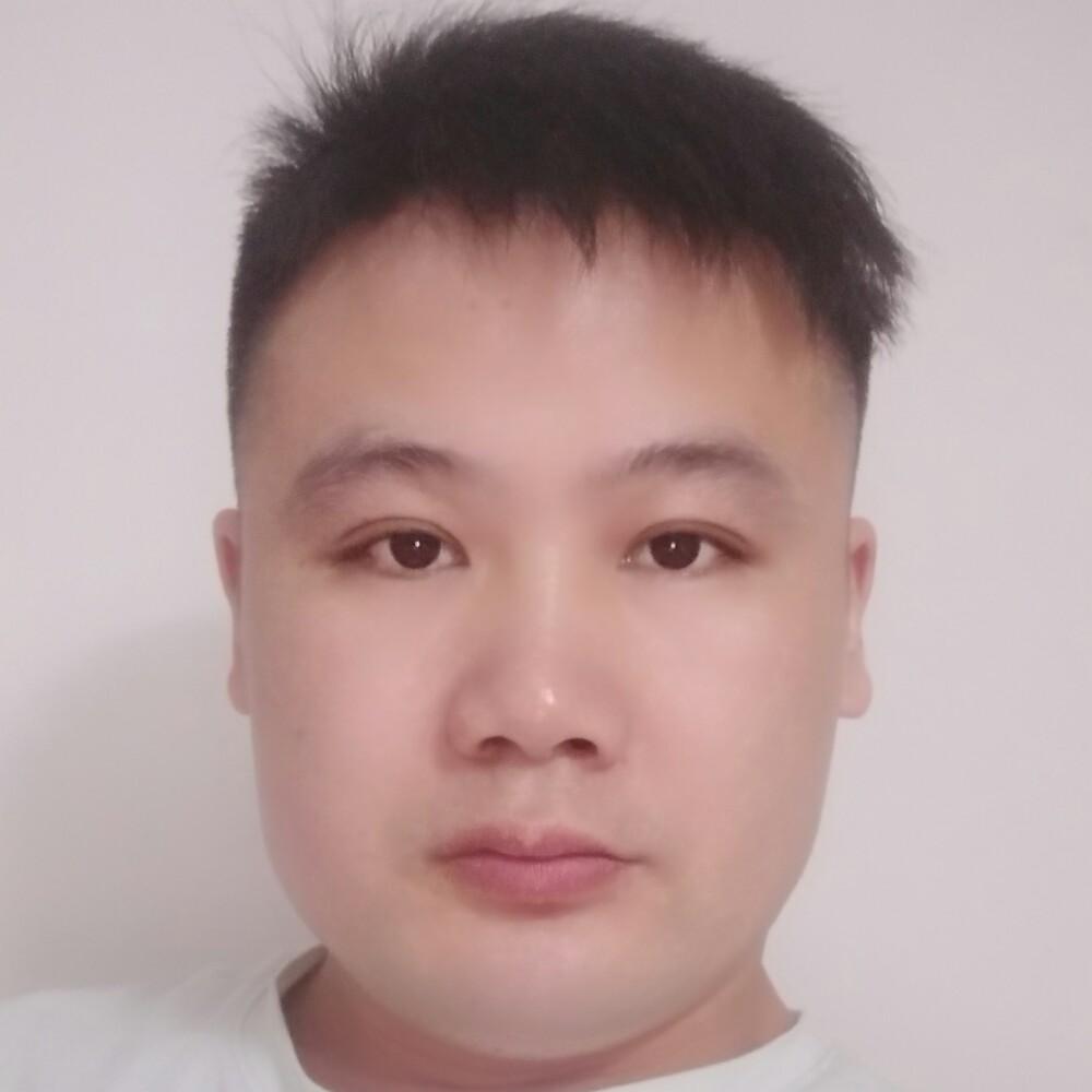 小伙沉静的照片