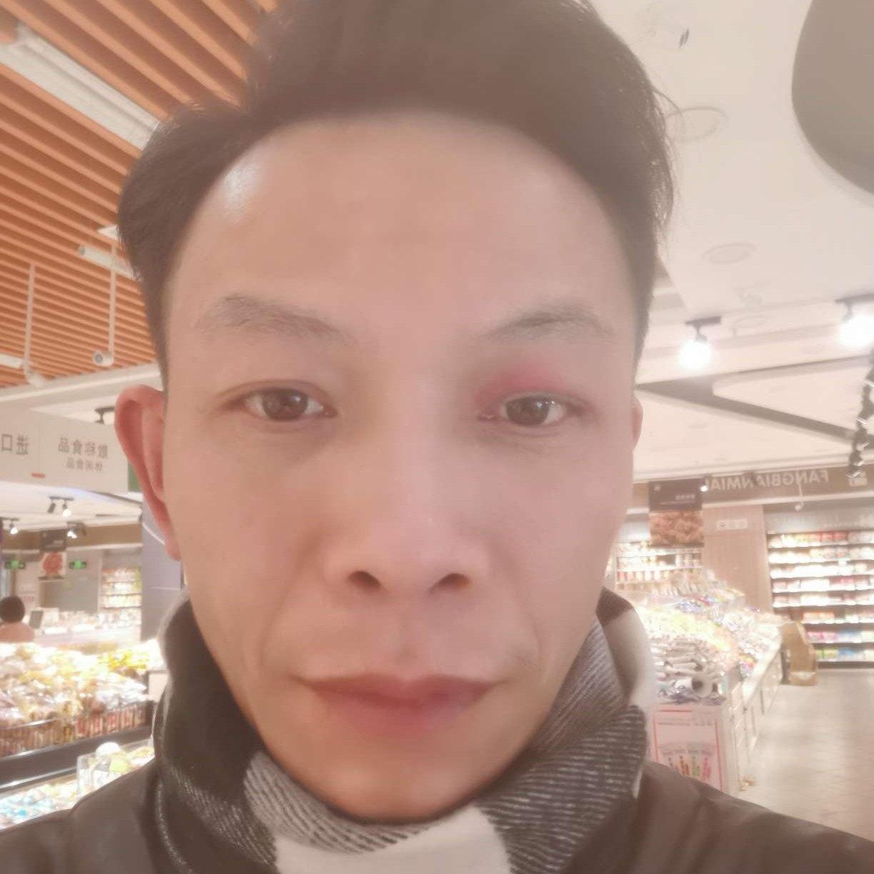 路人爱忐忑的照片