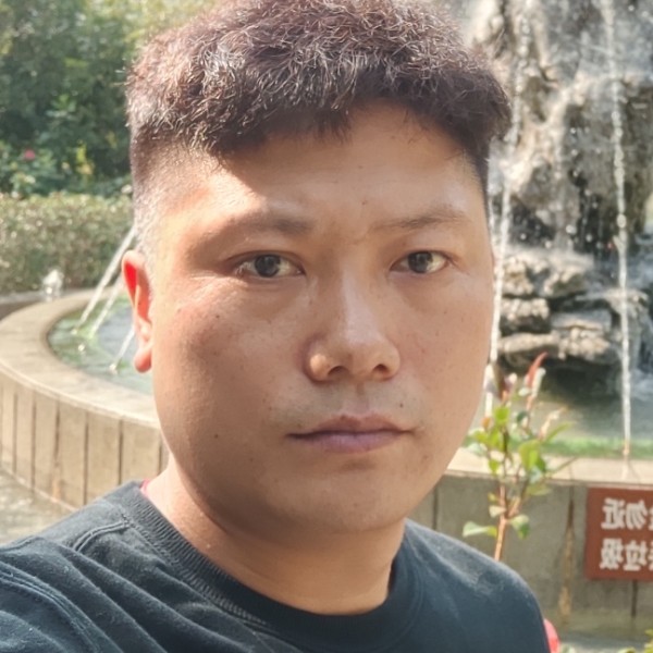 茉莉凝眸留胡子的照片