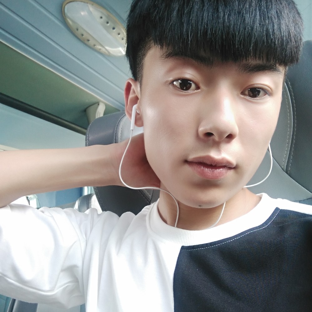 美女忧心的照片