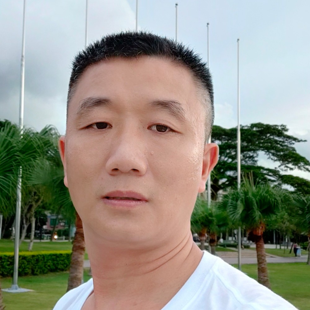 想人陪等待鸵鸟的照片