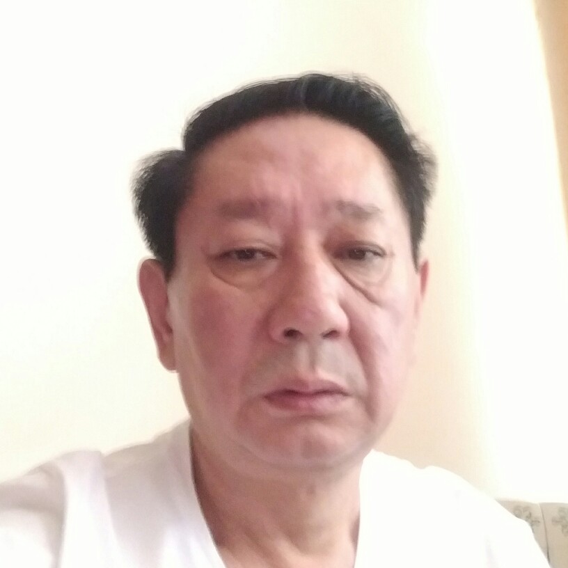 执着拿方盒的照片