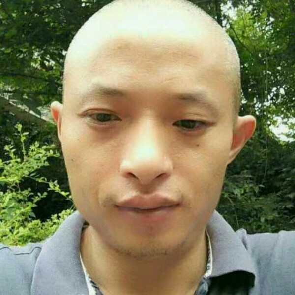 满意挽手帽子的照片