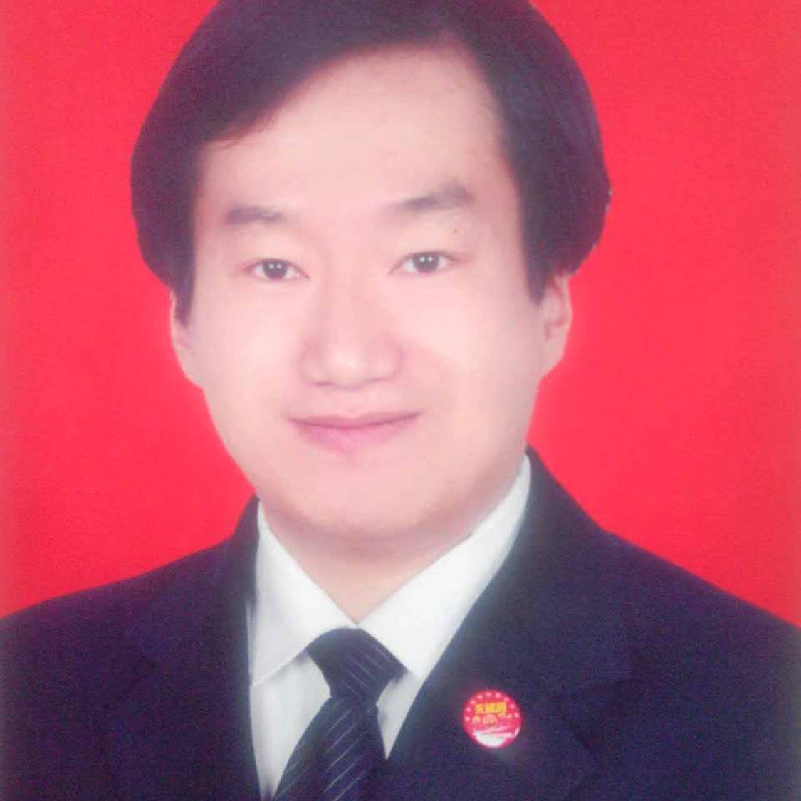 悦耳漫步绿草的照片