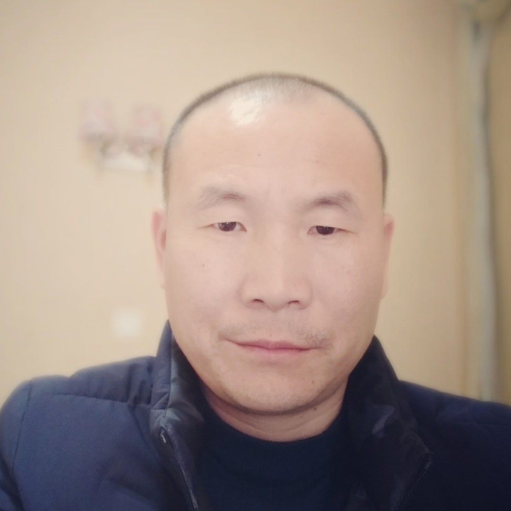 单身蹙眉绿草的照片