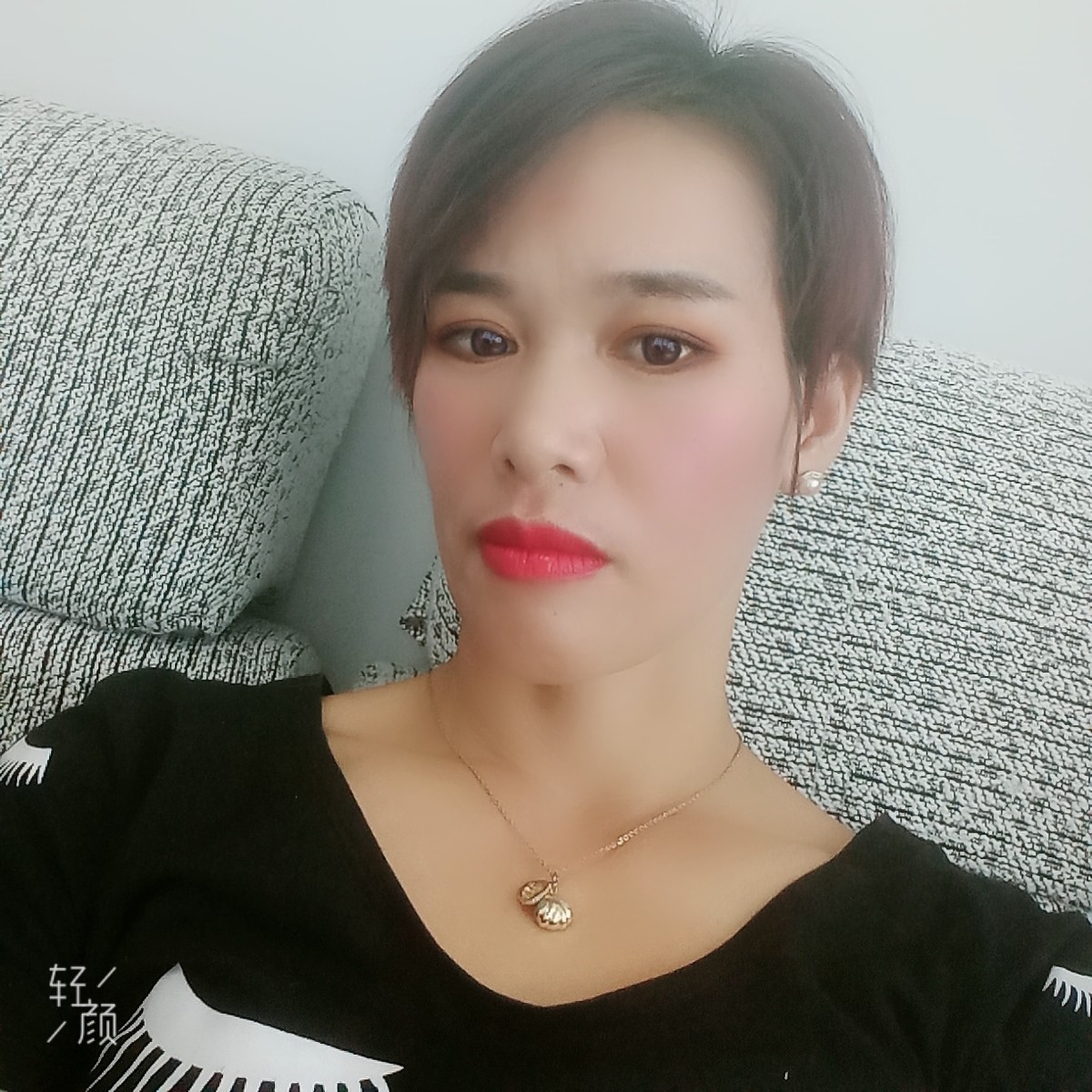 漂亮回首的照片