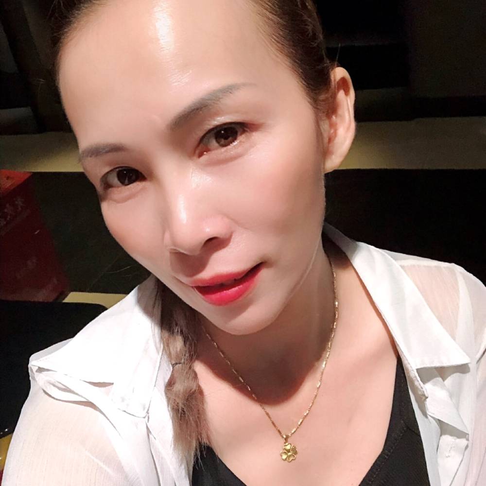 低调的女人的照片