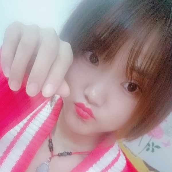 可爱又淘气的傻妞的照片