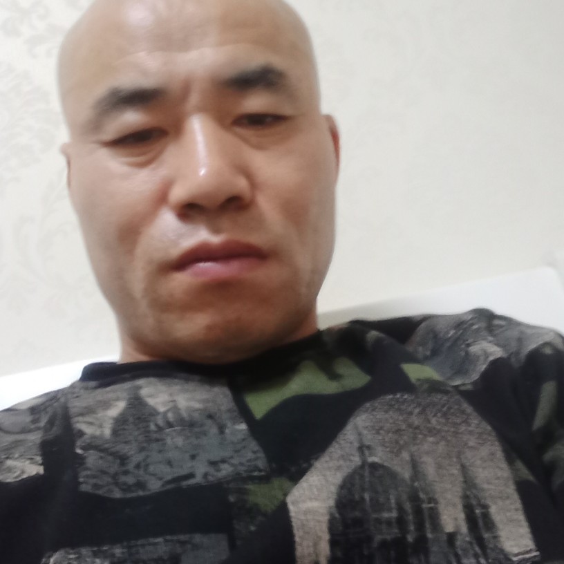 开朗扯外套的照片