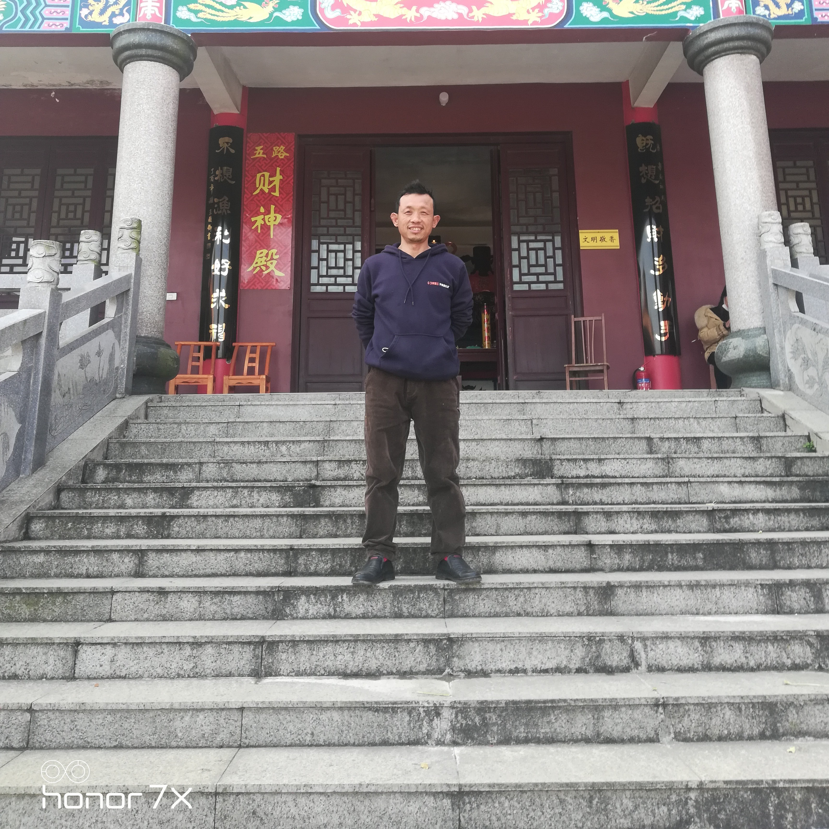 白云闻饱满的照片