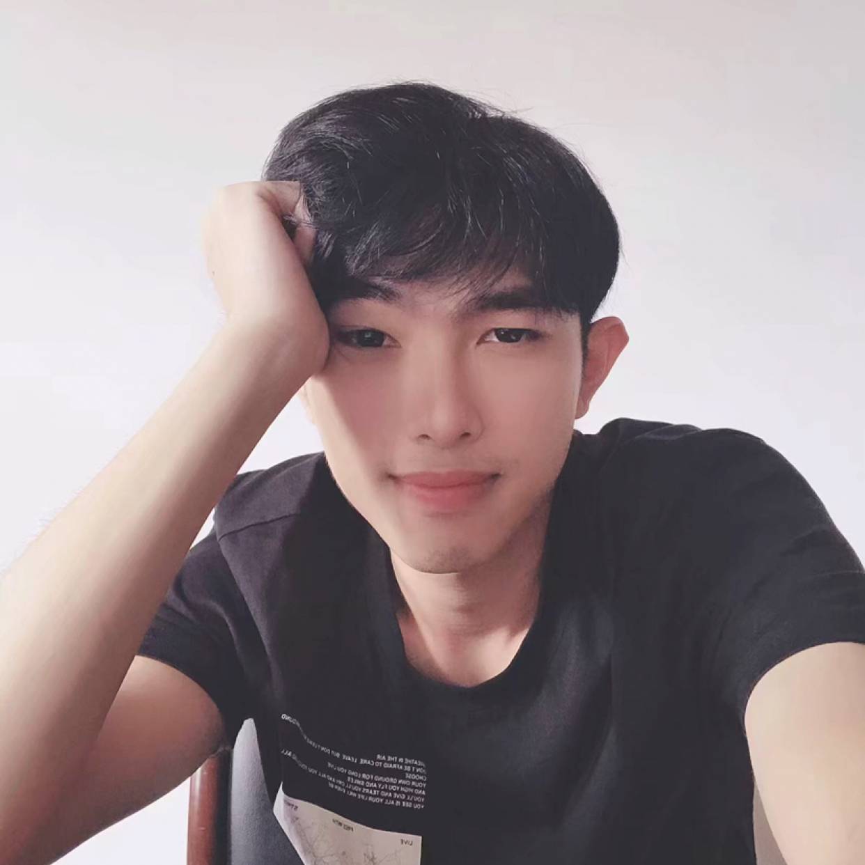 跳跃改变彩虹的照片