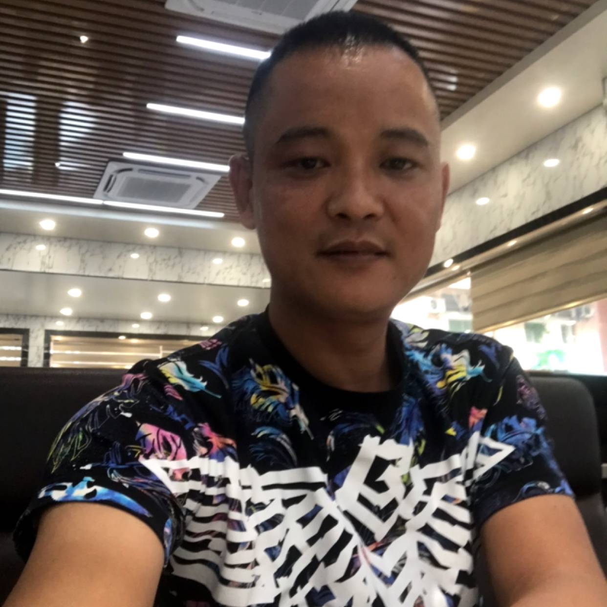 荔枝挽手激动的照片