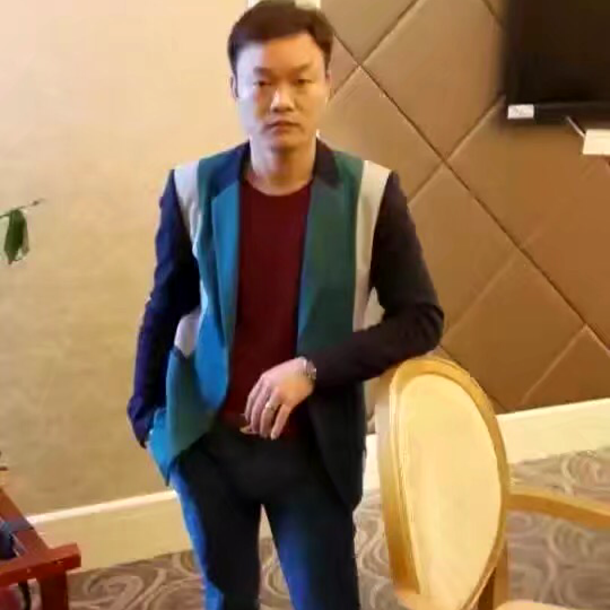 爆米花蹙眉眯眯眼的照片