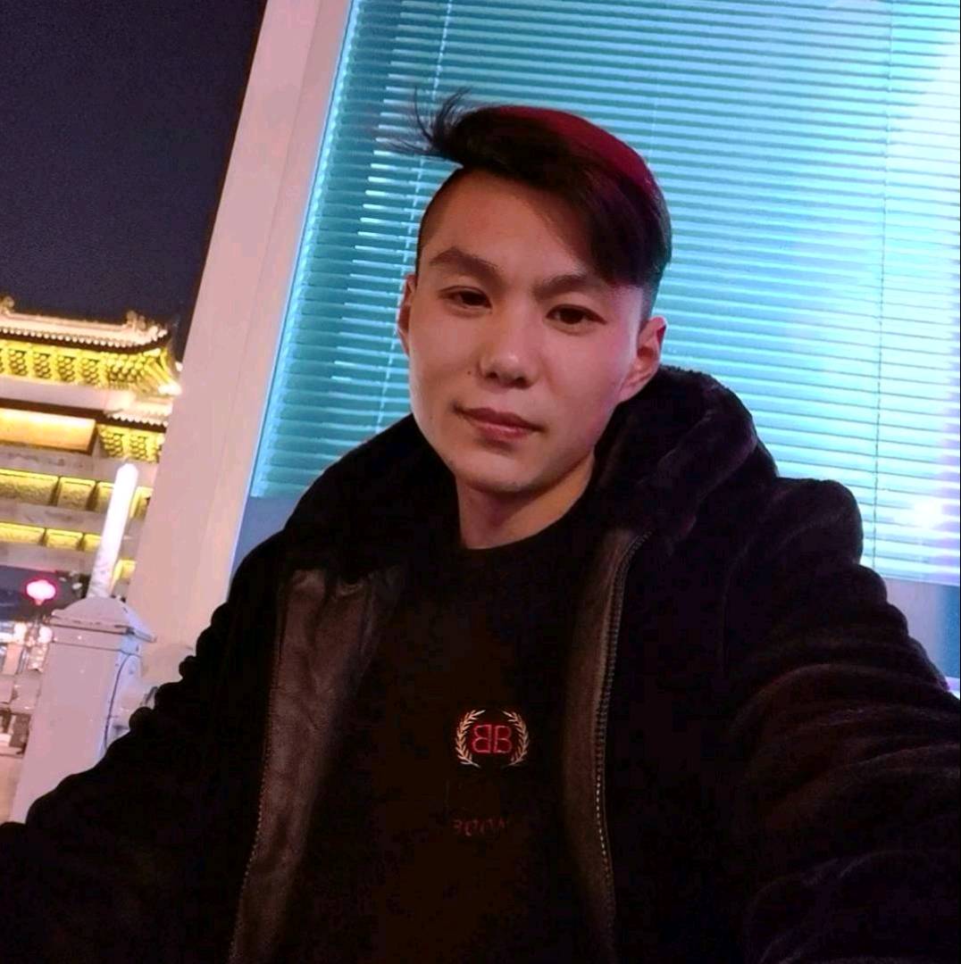 超短裙蹙眉过时的照片