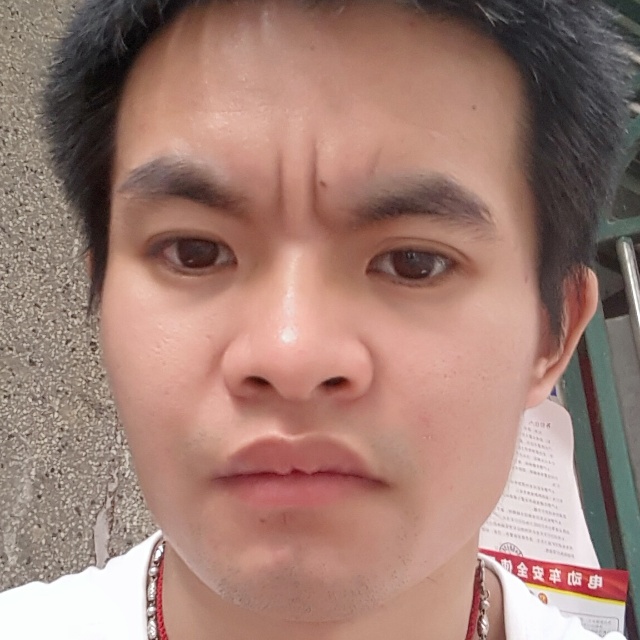 城市小男孩的照片
